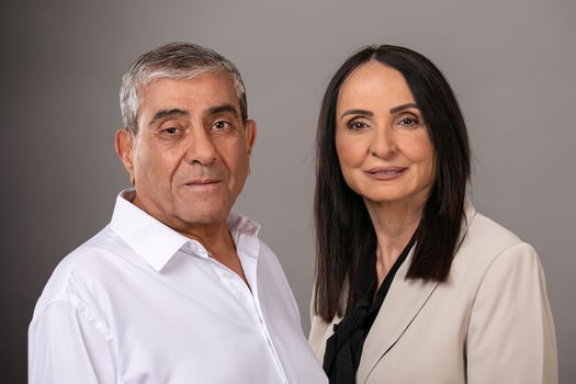 מימין: נורית טואיטו, משנה למנכ״ל י.ח דמרי ויגאל דמרי, בעלים ומנכ״ל י.ח דמרי, צילומים: עוזי אברהם / עיבוד: פאנדר