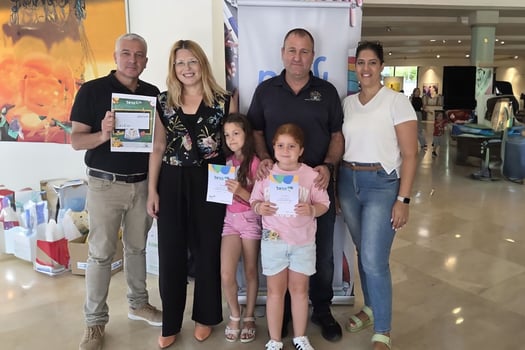 מימין לשמאל: אודליה דניאל, אלון בריקמן, נטע גנצין ולמר, אבישי אחימאיר, בשורה למטה: הבנות הודיה ומאיה, צילום: יח״צ