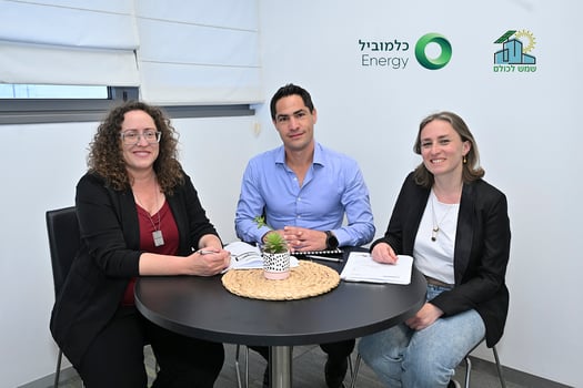 מימין: אולגה פרל, מנהלת תחום שיווק ועבודת שטח ממיזם ״שמש לכולם״, אביב פפר מנכ״ל חברת כלמוביל Energy, יעל כהן פארן, מנהלת תחום מדיניות ממיזם ״שמש לכולם״, צילום: מורג ביטן