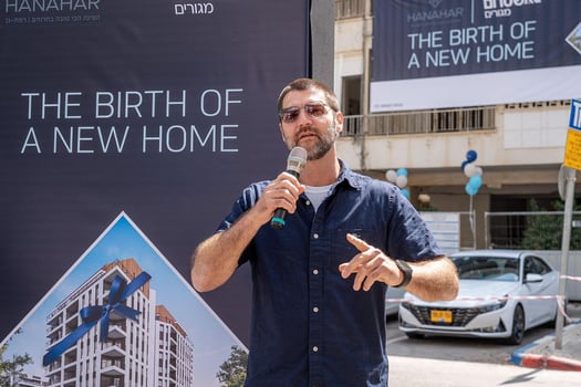 עומר גוגנהיים, משנה למנכ״ל פיתוח עסקי והתחדשות עירונית באשטרום מגורים באירוע ההריסה ברחובות הנהר, צילום: ינאי אלפסי
