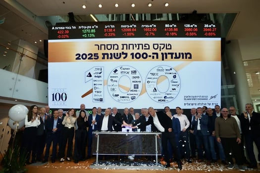 פתיחת מסחר מועדון ה-100, בתמונה: רון קליין, סמנכ״ל המחלקה הכלכלית בבורסה לני״ע, איתי בן זאב, מנכ״ל הבורסה לני״ע והנהלות החברות שנכללו ב״מועדון ה- 100״ לשנת 2025. צילום: דרור סיתהכל
