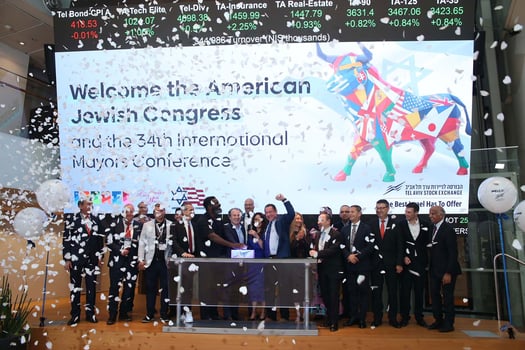 פתיחת מסחר ראשי ערים מהעולם: דניאל רוזן, נשיא הקונגרס היהודי העולמי, איתי בן זאב מנכ״ל הבורסה ומשלחת ראשי ערים מהעולם, צילום: דרור סיתהכל