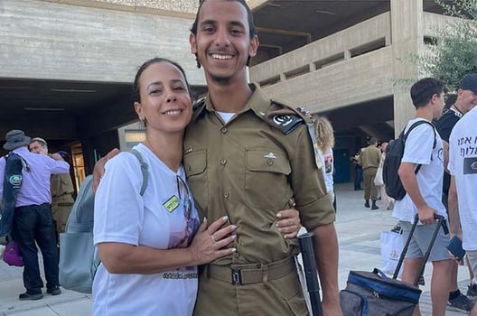 סרן איתי מאור ואמו סמדר, מאלבום המשפחה