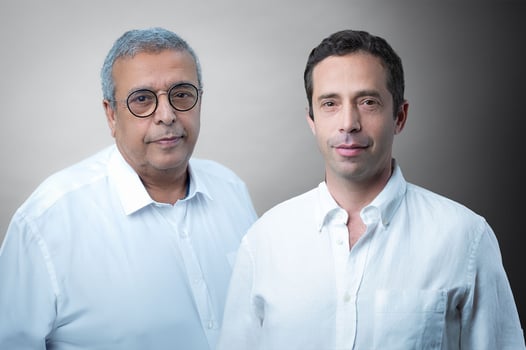 מימין: ראם רצון, מנכ״ל אב-גד; מיכאל רצון, יו״ר אב-גד, צילומים: שי שחר / עיבוד: פאנדר