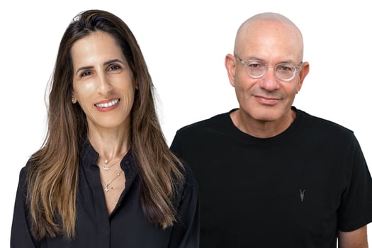 מימין: מנכ״ל טראלייט היוצא ושגית חן, מנכלית טראלייט הנכנסת, צילומים: באדיבות טראלייט
