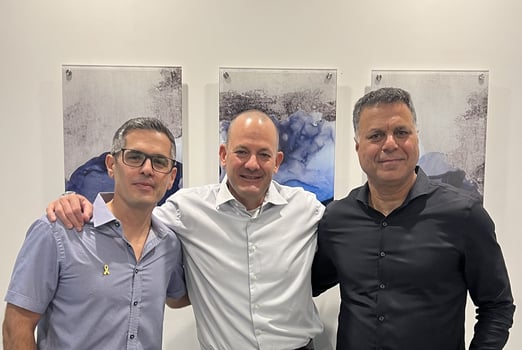 מימין: רון גלב, מנכ״ל בזק בינלאומי; אדר שומרון, מנכ״ל ומייסד חברת Biond וחיים חזק; מנכ״ל חברת cloudojo במעמד החתימה על הסכם הרכישה, צילום: בזק בינלאומי