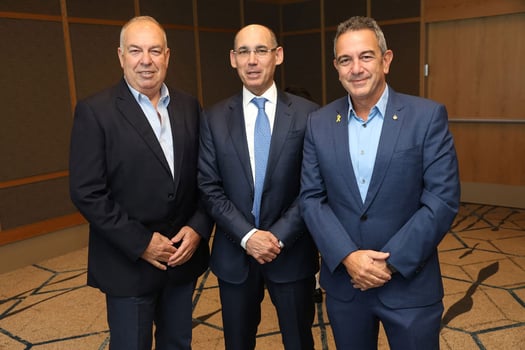 מימין לשמאל: רון תומר, פרופ׳ אמיר ירון נגיד בנק ישראל  ודובי אמיתי, צילום: חן גלילי
