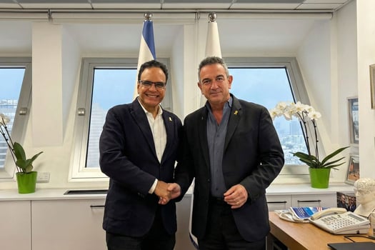 מימין: ד״ר רון תומר הנשיא היוצא מברך את צורי דבוש על מועמדותו, צילום: יח״צ