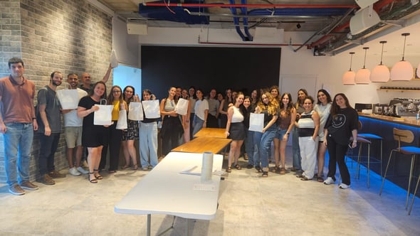 עובדי קבוצת SQLink אורזים את המארזים שנתרמו לחיילי יחידת 669, צילום: באדיבות אסקיולינק 