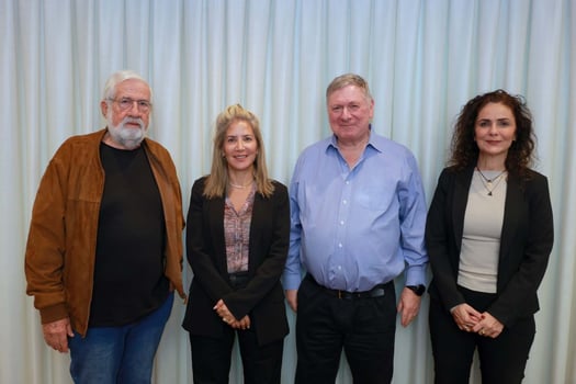 מימין: שרונה תרשיש, מנהלת פועלים בקהילה, נעם הנגבי, יו״ר בנק הפועלים, נעמה הלוי פאר, מנהלת האגף לבנקאות חברתית בבנק הפועלים והאלוף במיל׳ עמרם מצנע, צילום: אביב גוטליב