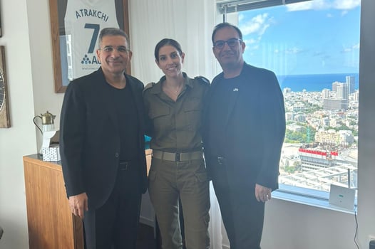 חתימה על רכישה בשכונה הצבאית בלוד, צילום: אאורה