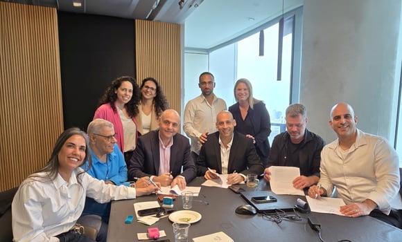 חתימה הסכם מבטח סימון, ליאור רביב מנכל מבטח סימון (במרכז), משמאל (עם ג׳קט) גיל ברטל יו״ר הסתדרות המעוף, ליאת טיטלבאום, סמנכל משאבי אנוש (מעל ליאור), משה אסולין מנהל המטה של מבטח סימון (משמאל לליאת), צילום: יח״צ מגדל  