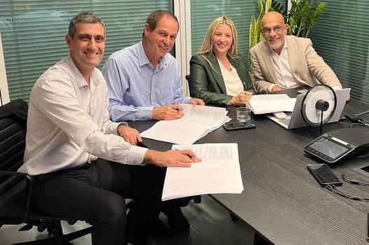 חתימת ההסכם על הפרויקט. מימין לשמאל: משה אביטן, חוה מיכאלי, פאר נדיר וצאלון צמח, צילום: יח״צ