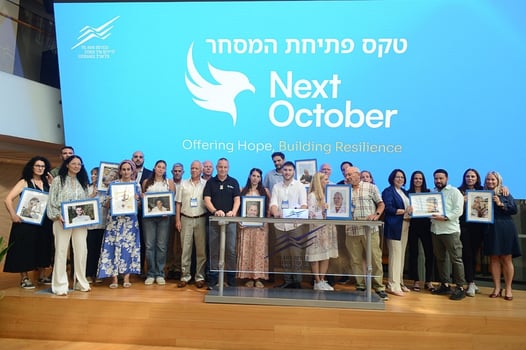 נציגי המשפחות השכולות פתחו את יום המסחר / צילום: שחר פליישמן