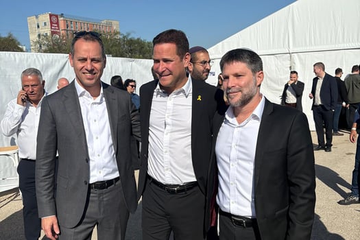 מימין: שר האוצר בלצלאל סמוטריץ׳, ראש עיריית ראשון לציון רז קינסליך ומנכ״ל קבוצת הפניקס אייל בן סימון, צילום: ניר דינר