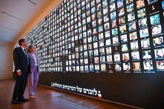 הנשיא ורעייתו מול ״קיר הזיכרון״ בספרייה הלאומית. צילום: קובי גדעון, לע״מ