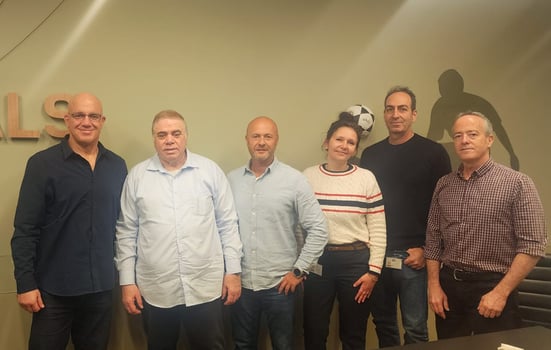 מימין לשמאל: זיו וינדיש, שמוליק מילנר, אנסטסיה יעקובי ומיכאל ברלין מטופ סולושנס, גבי מזרחי קומפוזדוק וגלעד הר עוז טופ סולושנס, צילום: יח״צ