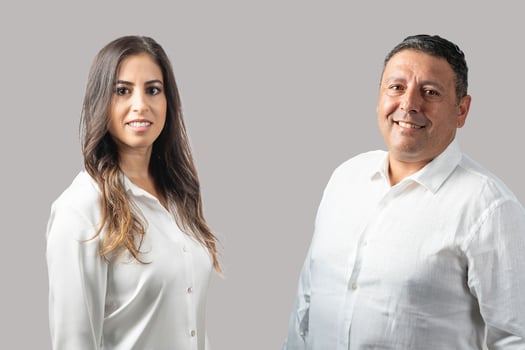 מימין: צחי אבו בעלים ומנכ״ל קבוצת אבו יחיאל, צילום: יובל אליאס / חיה קינד מנכ״לית אבו פמילי ריט, צילום: סידני גרסיני