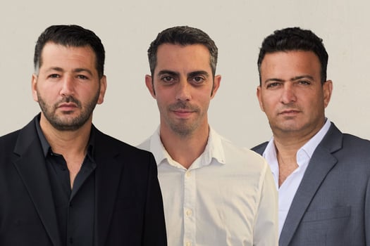 מימין: צחי חג׳ג׳, נאור סמוזיק, סמנכ״ל הכספים של קבוצת חג׳ג׳ ועידו חג׳ג׳, צילומים: קבוצת חג׳ג׳ / עיבוד: פאנדר