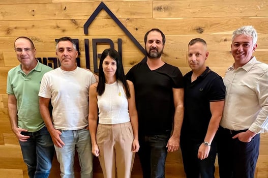 מימין לשמאל: צביקה ברנשטיין, שותף מייסד, IBI Capital; דייב לובצקי, מנכ״ל IBI בית השקעות; טל דורי, מנכ״ל IBI Capital; מורן בלכר, מנכ״לית משותפת, מקסטאייג׳; עופר כץ, מנכ״ל משותף, מקסטאייג׳; עדו קוק, יו״ר IBI בית השקעות / צילום: יחצ
