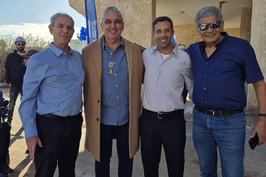  מימין: שלמה רצאבי, לשעבר ראש מועצת תל מונד וכיום דירקטור באב-גד, עו״ד ראם רצון מנכ״ל אב-גד, חיים ברוידא ראש העיר רעננה, יובל ארד, משנה למנכ״ל אב-גד ולשעבר ראש מועצת כוכב יאיר, צילום: חברת אב-גד