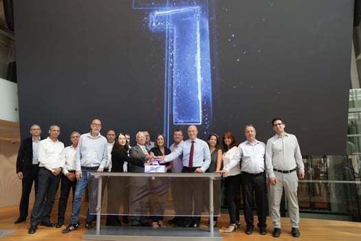 חיים סאמט, יו״ר קבוצת כלל; יורם נוה, מנכ״ל קבוצת כלל; יניב פגוט, סמנכ״ל מחלקת המסחר בבורסה; יניב הירש, מנחם שיווק המדדים בבורסה; איתי בן זאב, מנכ״ל הבורסה וחברי הנהלת כלל עסקי ביטוח, קרדיט: הבורסה לני״ע
