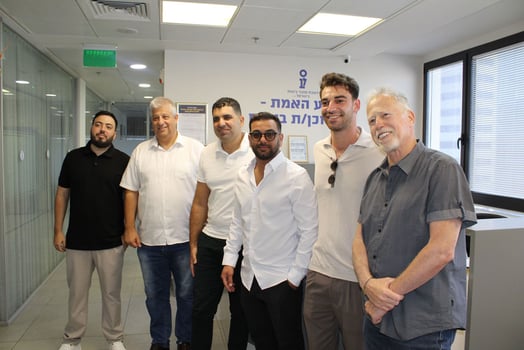 מימין לשמאל: סו״ב מאיר רוטברג, רום שלום סמנכ״ל פיתוח של ETX, גבע כהן מנכ״ל-שותף ETX, שי שדה יו״ר ליסו״ב, אורן כהן מנכ״ל ליסו״ב, סהר בכר מנהל תפעול ושותף ETX, צילום: שחר סברוב, לשכת סוכני הביטוח