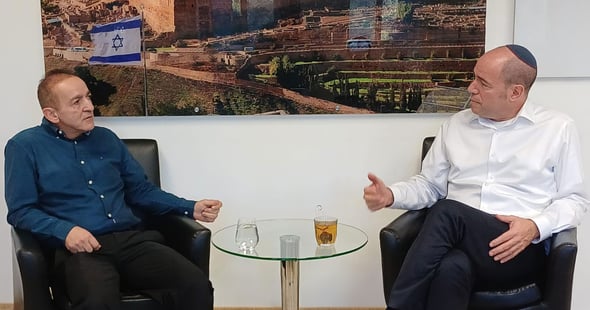 הממונה על התקציבים באוצר מהרן פרוזנפר שמונה היום, בישיבת עבודה ראשונה עם מנכ״ל משרד האוצר אילן רום כעת, צילום: דוברות משרד האוצר