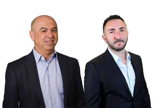 מימין: ירון קיקוז, סגן יו״ר ומבעלי השליטה בחברת פריים אנרג׳י, צילום: שחר גל / פליקס שופמן, מנכ״ל דלק נכסים, צילום: סיון פרג׳