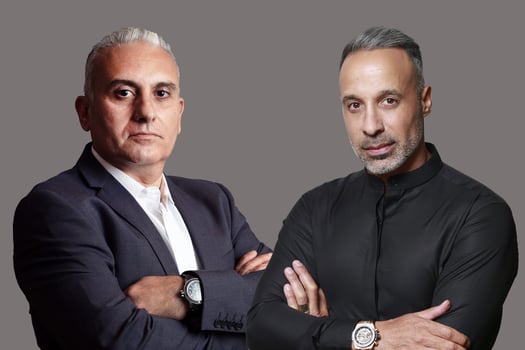 מימין: יחיאל בן חמו, מנכ״ל ובעלים יוזמות פיתוח נדלן / מור חן, יו״ר דירקטוריון ובעלים יוזמות פיתוח נדלן, צילומים: סטודיו טליה חן