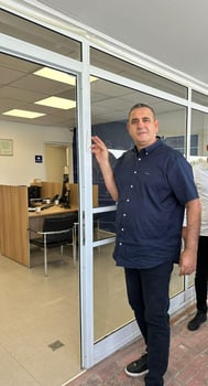 יחיאל אלעזרא, ממ מנכל אלבר, בטקס פתיחת הסניף החדש / צילום: שמעון אלעזרא