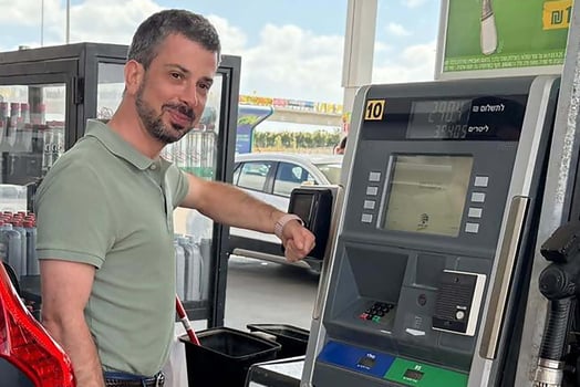 מנכ״ל דור אלון יבגני צ׳רקסקי בעמדת תשלום בטאץ׳, הפרוסות בכל מתחמי התדלוק של הקבוצה, צילום: יח״צ 