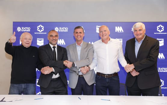 יגאל לנדאו מנכ״ל רציו וליגד רוטלוי יו״ר רציו לצד ג׳ק בייקר, מנהל שברון אזור מזרח הים התיכון, יוסי אבו מנכ״ל ניו-מד וגבריאל לסט יו״ר ניו-מד, צילום: רענן כהן