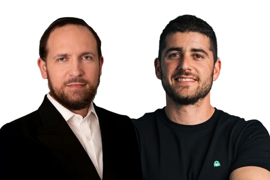 מימין: ישי גבריאל, ה- COO של עמותת בוגרי ממר״ם, צילום: עידן מרזוק / משה מורגנשטרן, משנה למנכ״ל ומנהל חטיבת טכנולוגיות במגדל ביטוח ופיננסים, צילום: ניקולה וסטהפל