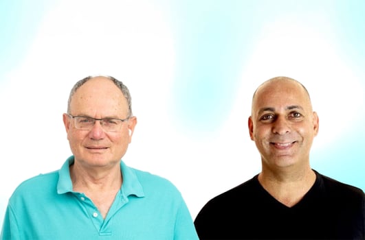 מימין: שמואל מדר, מנכ״ל ok2go, צילום: אמיר ריינר; משמאל: יונה בקלצ׳וק, מנהל תחום מכירות במטריקס מוצרי תוכנה, צילום: סאם יעקבסון