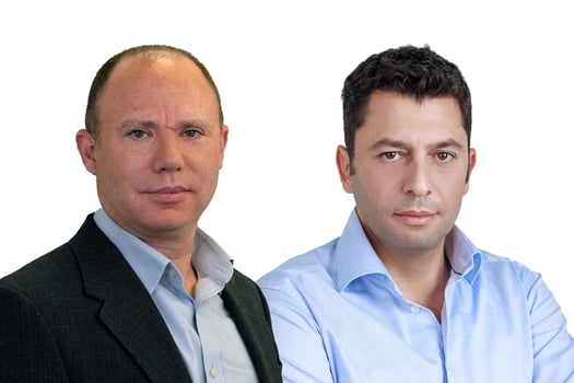 מימין: זיו יעקובי, מנכ״ל ודירקטור קבוצת אקרו, צילום: אלכס פרגמנט; ברק בנסקי, משנה למנכ״ל, מנהל חטיבת ההשקעות כלל ביטוח ופיננסים, צילום: סיון פרג׳