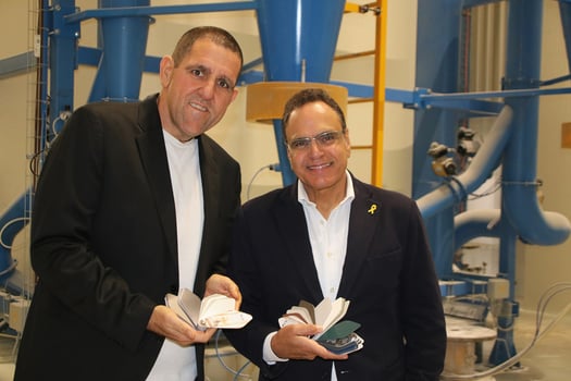 מימין: צורי דבוש, יו״ר חברת קליל וניר אילני, מנכ”ל חברת קליל, מציגים את מניפת 46 גווני הצבע , צילום: יח״צ חברת קליל