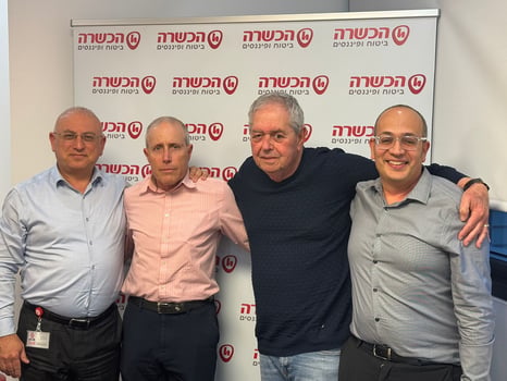 בתמונה מימין לשמאל: שלומי גלעד, משנה למנכ״ל הכשרה, אריה ואייל מאפיקי הון, שמעון מירון, מנכ״ל הכשרה / צילום: יחצ