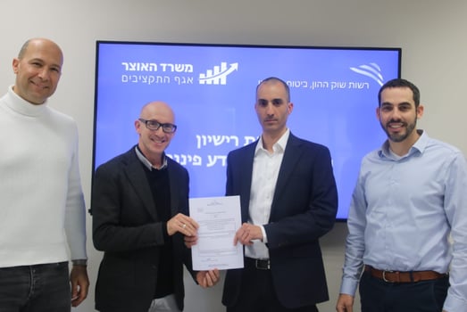 מימין: הממונה על התקציבים, יוגב גרדוס; הממונה על שוק ההון, ביטוח וחיסכון (בפועל), עמית גל; מנכל קבוצת עוגן, שגיא בלשה; המשנה למנכל קבוצת עוגן, משה דניאל, קרדיט: דוברות רשות שוק ההון, ביטוח וחיסכון