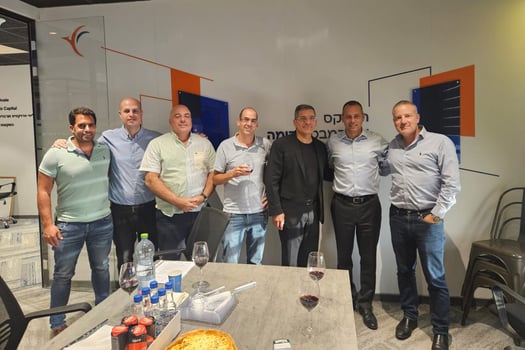 מעמד החתימה על ההסכם עם הפניקס, צילום: אאורה ישראל