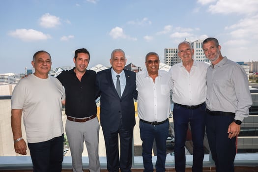 אלון שטאובר ושמשון הראל, מנכ״לים משותפים באמריקה ישראל, מיכאל רצון יו״ר אב-גד, פיני כהן יו״ר אמריקה ישראל, ראם רצון מנכ״ל אב-גד, אילן מליחי יו״ר אב-גד הנדסה אזרחית, צילום : יח״צ
