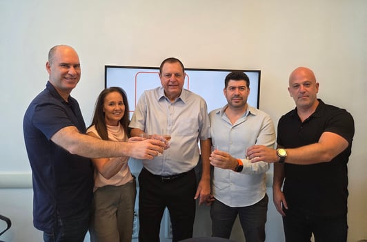 מימין: נתנאל מנדלסון, מנכ״ל מגדל סוכנויות; פיני בן עבו, מנכ״ל פלתורס ברמן; שוקי אבנרי, סוכן ביטוח; דניאלה נועם, סמנכ״לית כספים סוכנויות פלתורס ואלעד נווה, מנכ״ל סוכנויות פלתורס. קרדיט: יח״צ