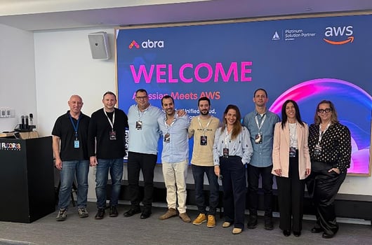 משמאל לימין: מנחם מלמד מ-AWS, איתן ספקטור מאברא, יניב שושני מאברא, מור תורג׳מן מאברא, שקד גופר מאברא, מירב מייזנר גרינשטיין מאברא, אייל סטולר מאברא, ליאת שמש מאברא ודורית שחר מאברא. צילום: יח״צ