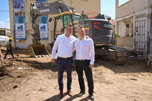 מימין: עדי דנה מנכ״ל אזורים ואבי סלמה ראש עיריית נתניה במעמד ההריסה של פרויקט N ההסתדרות, צילום: ליאור גולדשטיין