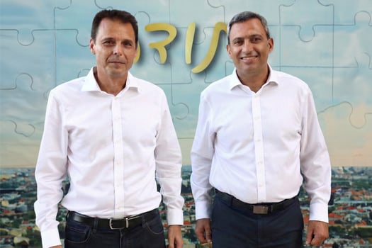 אלון דוידי, ראש עיריית שדרות ורונן אגסי, מנכ״ל מגדל ביטוח ופיננסים, קרדיט צילום: יח״צ מגדל