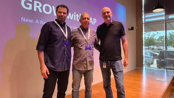 מימין: אלון הלפרין, מנהל תחום Cloud ERP ב- SAP / אבי שטיינהוף, EVP ומנהל פעילות SAP באברא / גילי לבקוביץ, מנהל תחום SAP Grow ב- SAP ישראל, צילום: אורן בסון