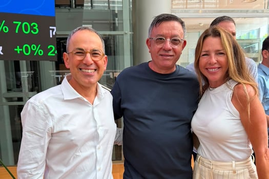 אבי גבאי, מנכ״ל פרטנר, יעל גאוני, סמנכ״ל תקשורת, רגולציה ואחריות תאגידית בפרטנר, ומומו מהדב, מנכ״ל מעלה. קרדיט צילום: יח״צ