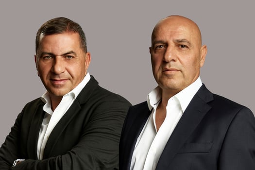 מימין: אבישי אברהם, מנכ״ל רני צים מרכזי קניות ורני צים, צילומים: שחר ארביב