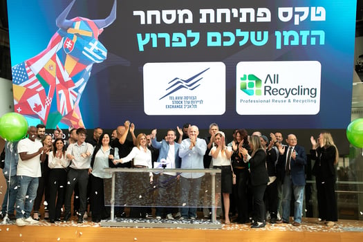 גדי רייכמן, מנכ״ל ויו״ר אולטרייד מחזור; דולב מנו, משנה למנכ״ל אולטרייד מחזור; רן לאור, סמנכ״ל כספים אולטרייד מחזור; תום אלחדיף, מנהל יחידת פתוח שווקים במחלקה הכלכלית בבורסה לני״ע וחלק מעובדי חברת אולטרייד מחזור, צילום: ורד פרקש