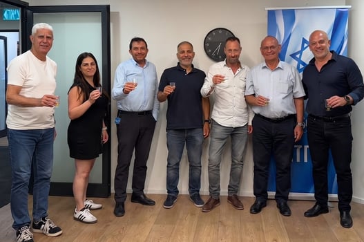 מימין לשמאל: נתנאל מנדלסון, מנכ״ל מגדל סוכנויות; נחום בגנו, סוכן ביטוח; רן ברעם, מנכ״ל שחם אורלן; יוסי אביב, משנה למנכ״ל שחם אורלן; עופר בקר, מנהל מחוז מרכז שחם אורלן; ליאת קנדוב, מנהלת  so-bitופלי רבי, סמנכ״ל כספים שחם אורלן. קרדיט צילום: יח״צ מגדל